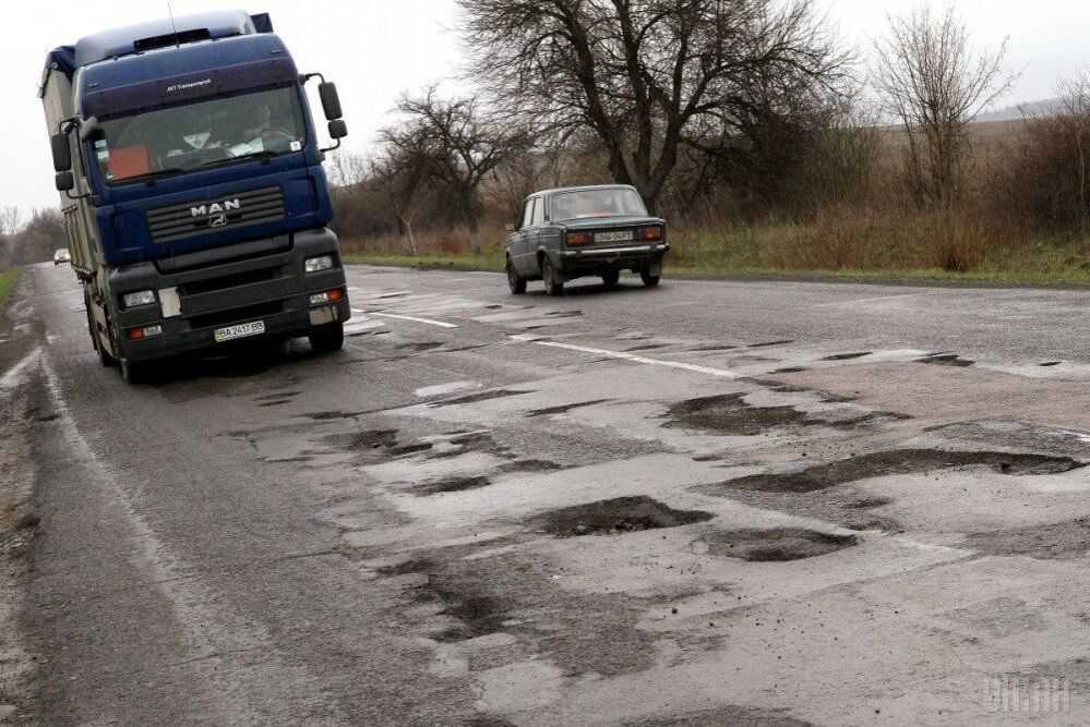 "украинские дороги из россии": tiktok-блогер показал, как битум для "большого строительства" везут из рф – видео