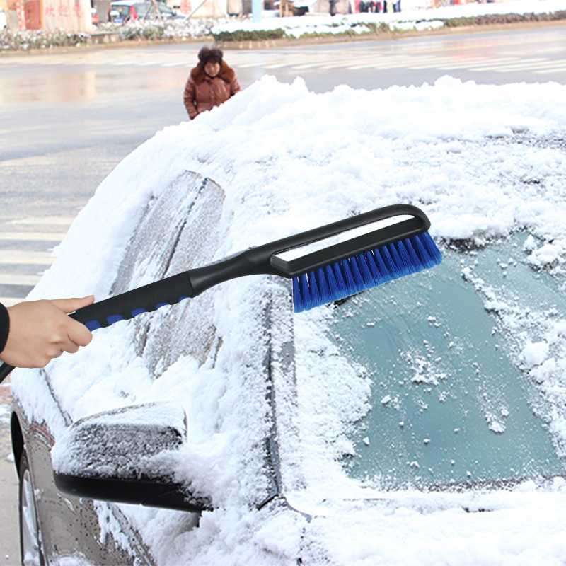Правильно чистим машину от снега и льда