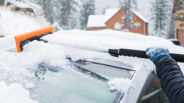 Как правильно очищать автомобиль от снега зимой: инструменты, инструкция