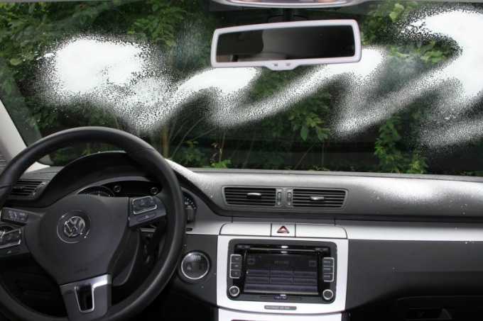Как правильно мыть стекла автомобиля без разводов