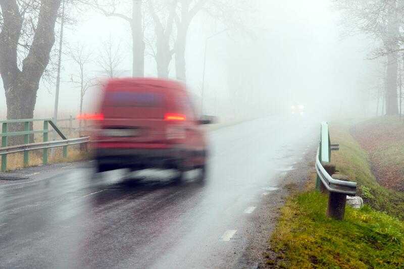 Как ездить в дождь и туман: осенние правила для водителей