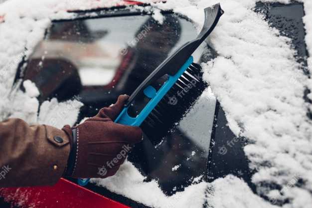 Как правильно чистить машину от снега? банальные ошибки и советы