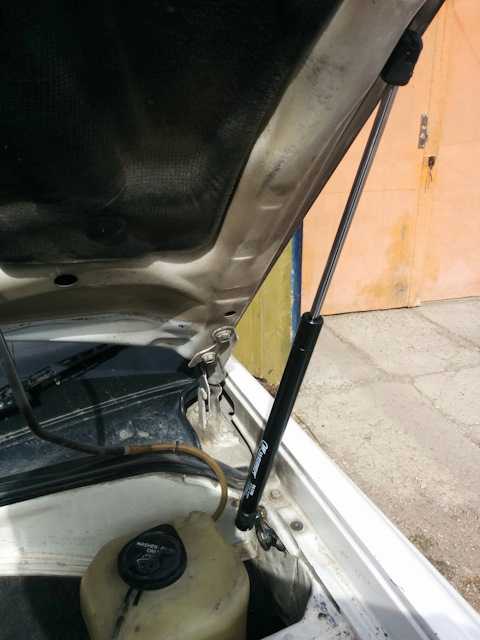 Установка газового амортизатора крышки багажника