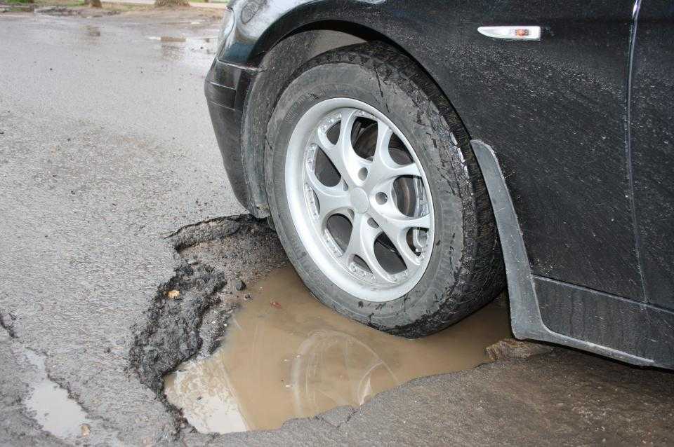 Что делать, если пробил колесо в яме на дороге, по закону?