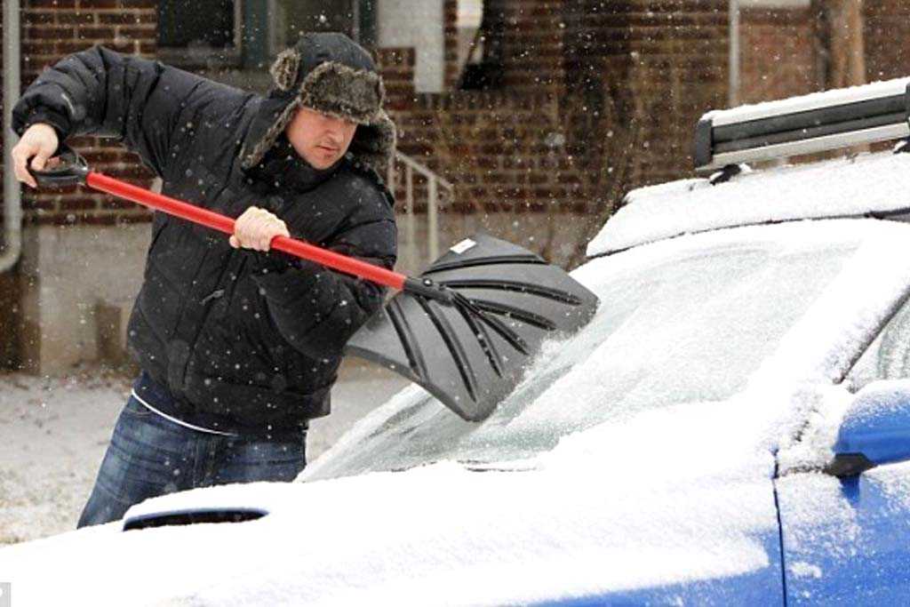 Очистка автомобиля от снега и льда, как правильно сделать? - автомобильные вопросы