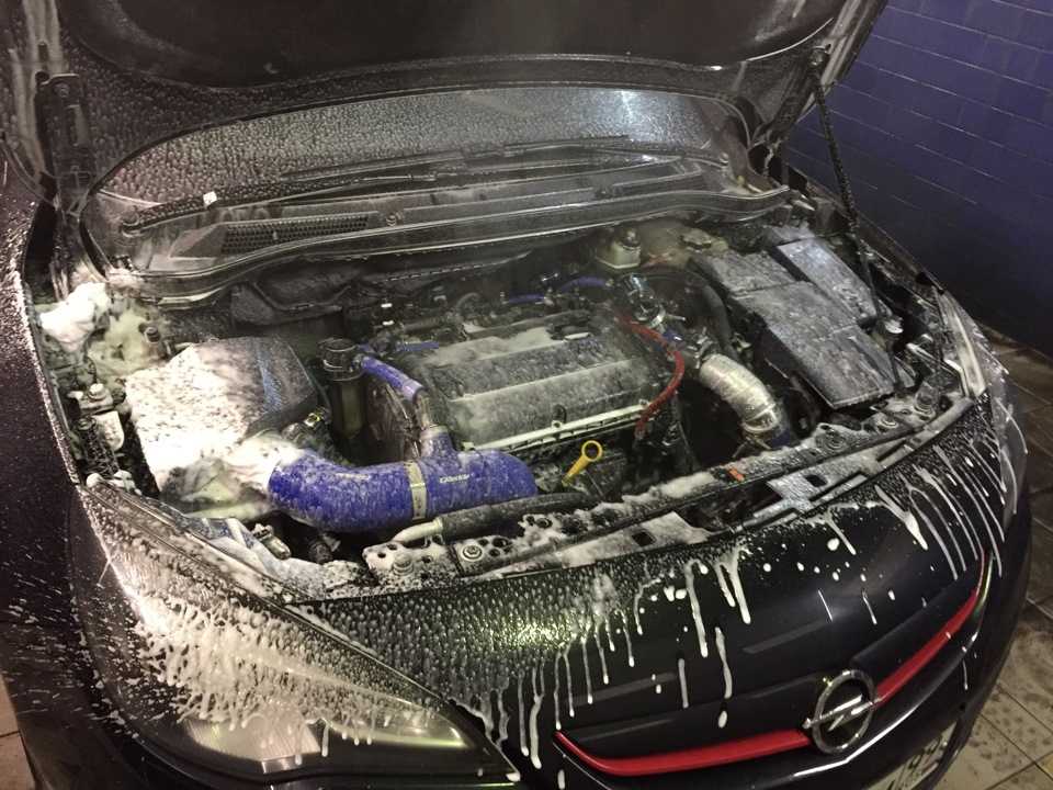 Как легко вымыть автомобиль под капотом