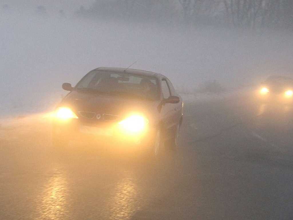 Чего никогда нельзя делать при тумане на дороге: 10 правил безопасности