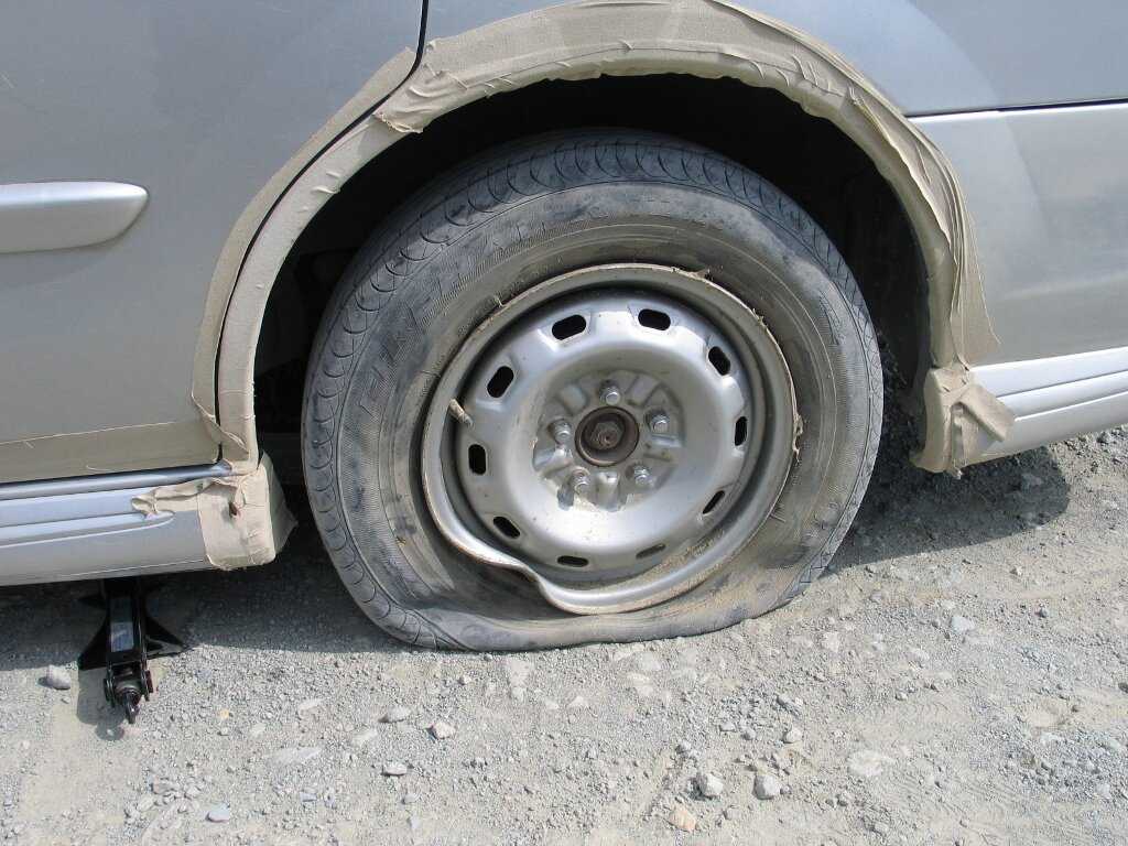 Пробил колесо в яме на дороге