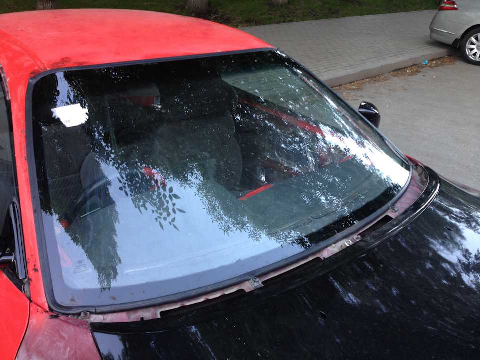 Разбито стекло в машине: что делать владельцу, чтобы получить компенсацию