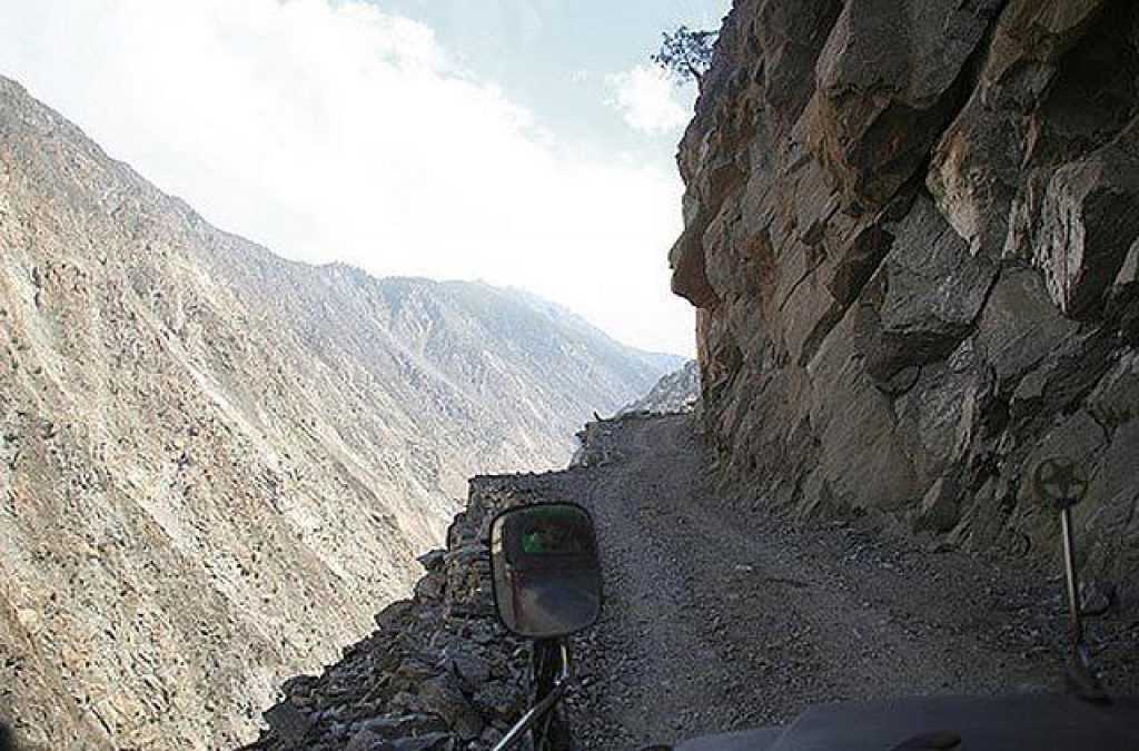 World most dangerous. Опасные горные дороги Дагестана. Дорога смерти в Гималаях. Самые опасные горные дороги.