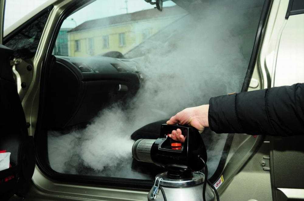 Пахнет сыростью в машине: что делать и как убрать запах