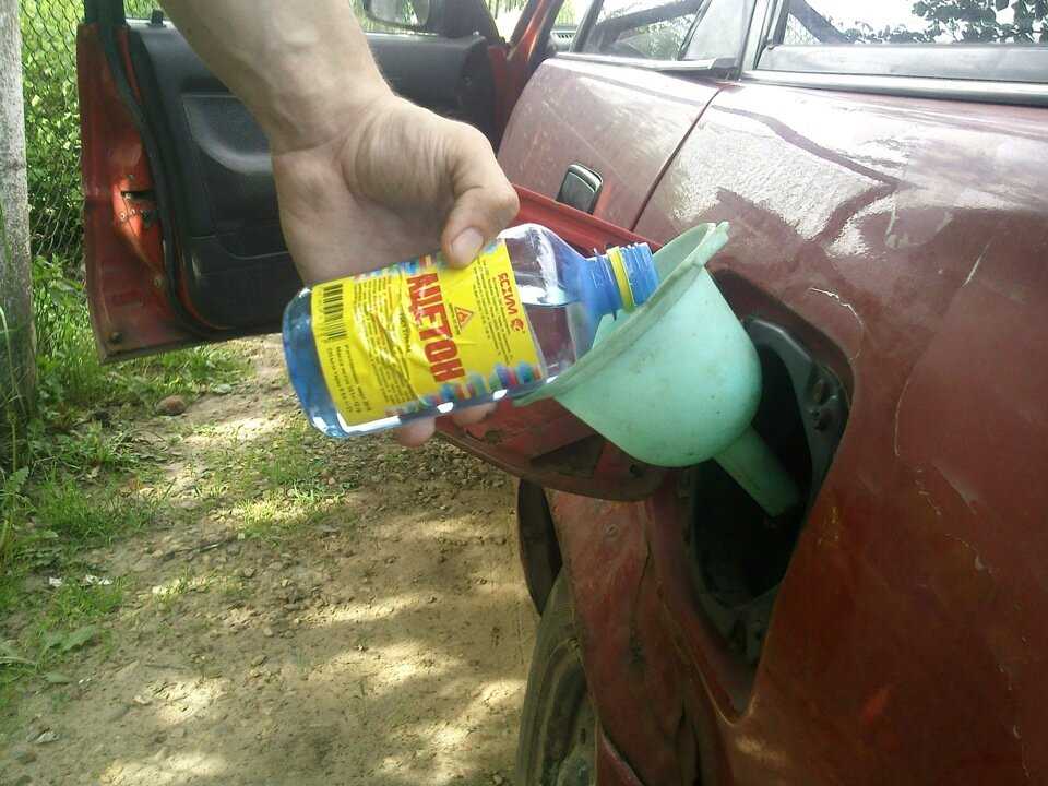 Как удалить воду из бензобака автомобиля
