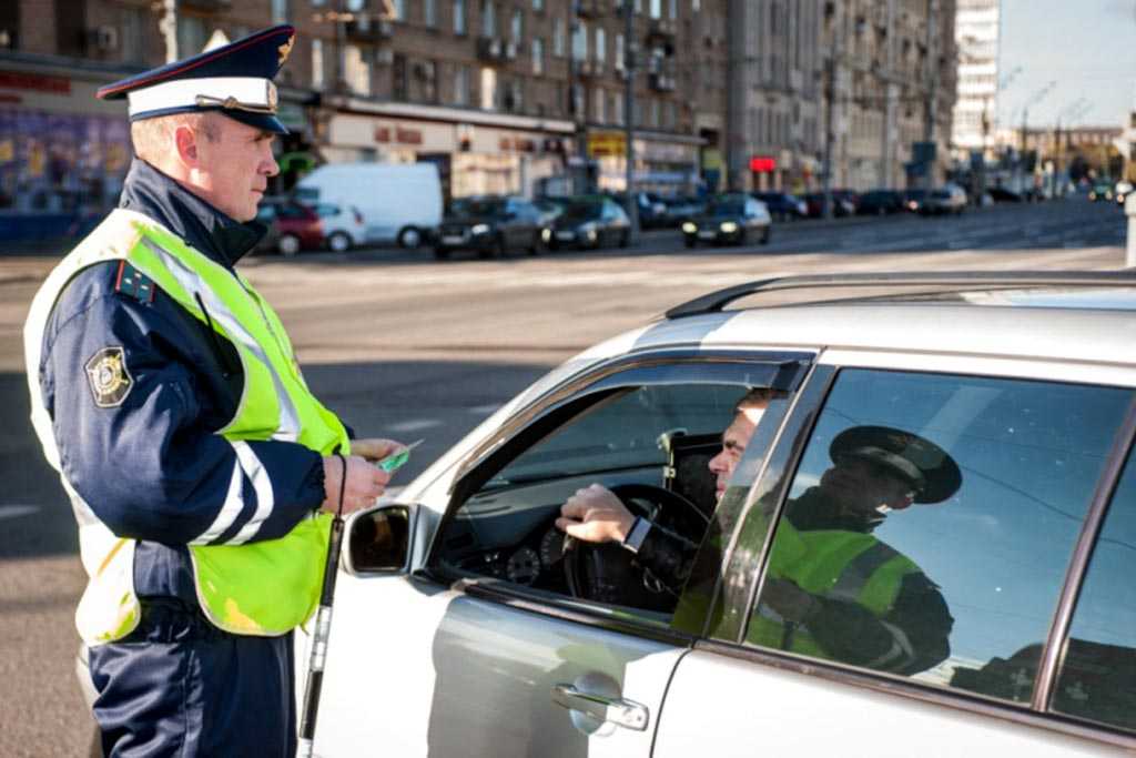 Самое важное о том, как разговаривать с дпс водителю, которого остановил инспектор государственной службы