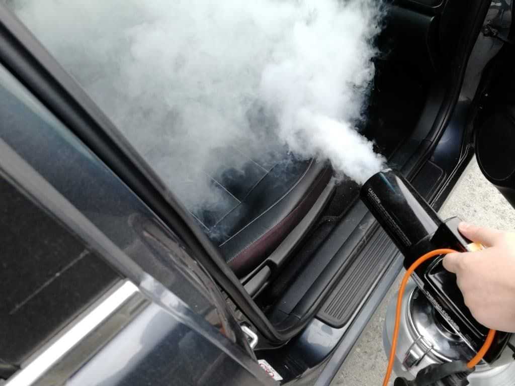 Как избавиться от запаха в машине: устраняем причину, а не последствия