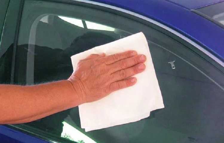 Как очистить лобовое стекло автомобиля без разводов