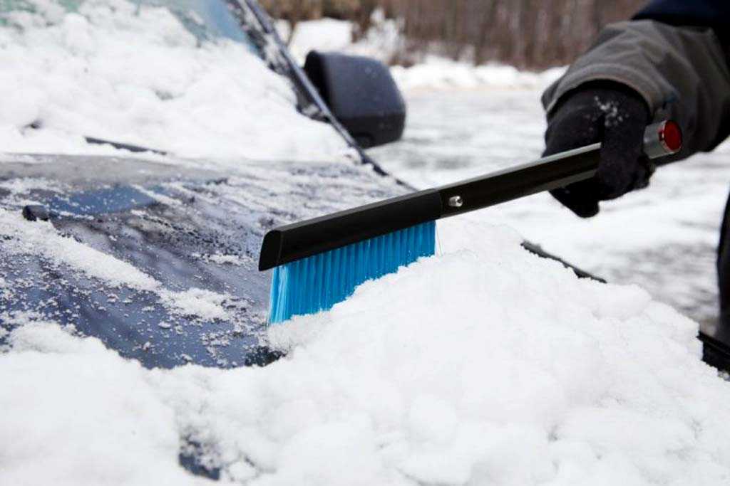 Как чистить машину от снега зимой