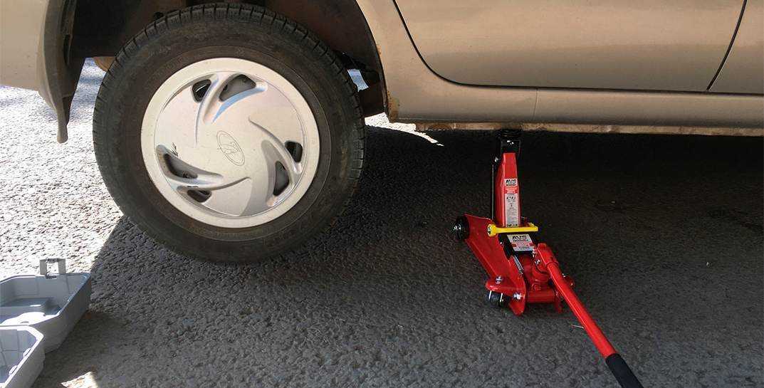 3 способа заменить колесо на автомобиле, если нет домкрата