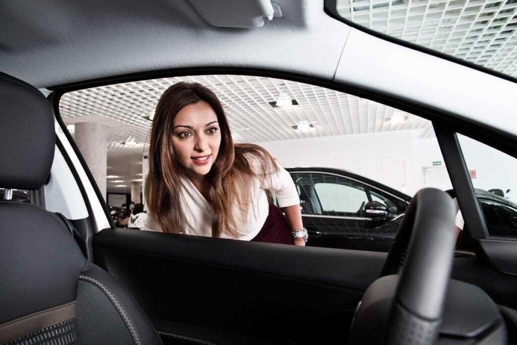 Какой автомобиль купить начинающему водителю женщине: критерии выбора, обзор моделей