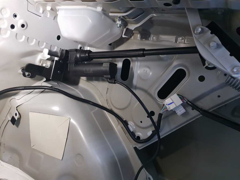 Как поставить электропривод багажника автомобиля своими руками