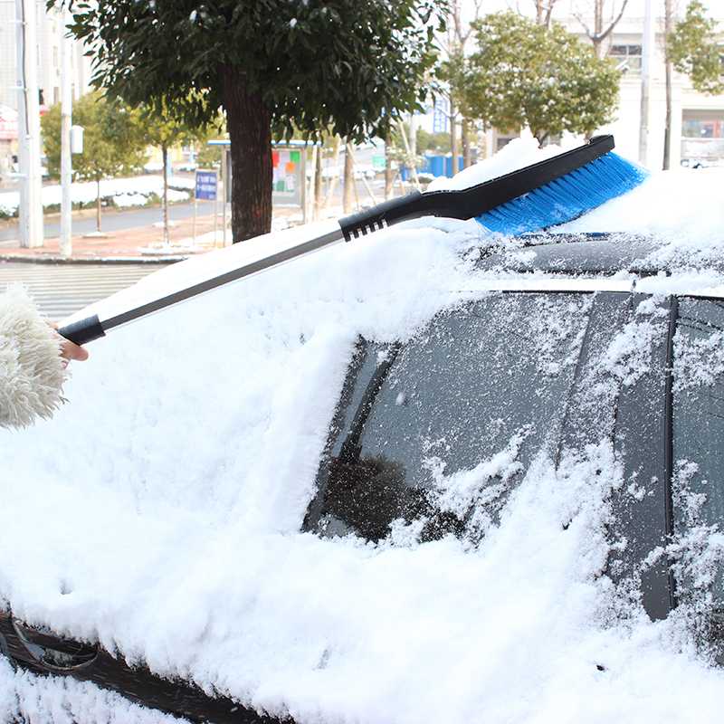 Как правильно очищать автомобиль от снега зимой