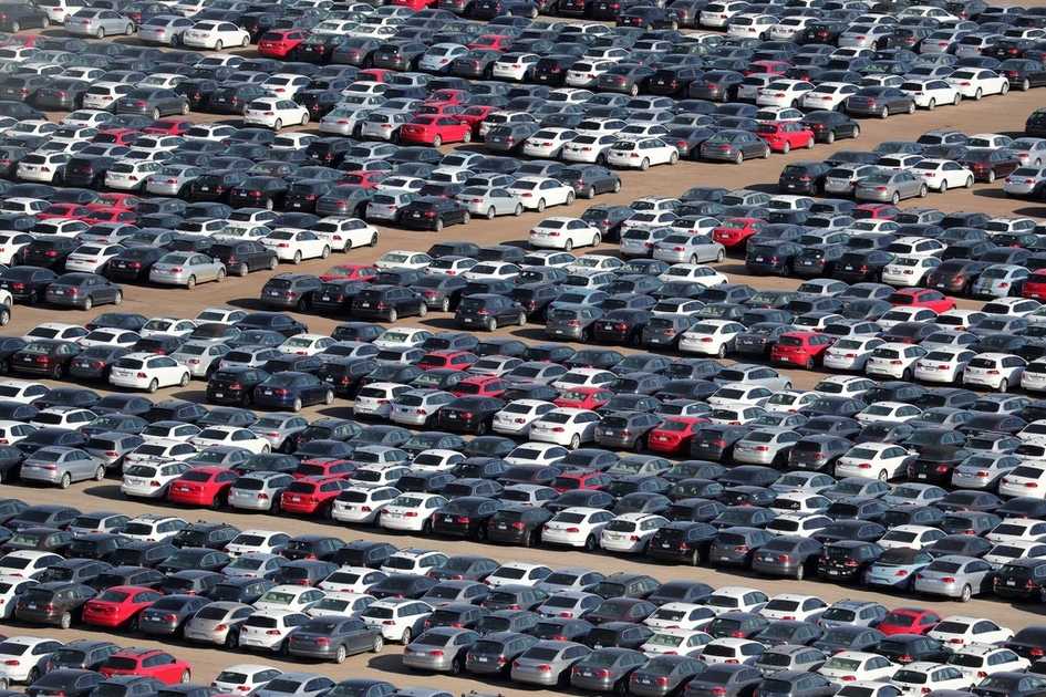В мире есть тысячи автомобильных «кладбищ», где стоят никому не нужные новые автомобили