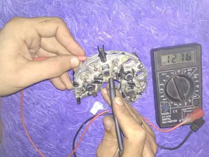 Как проверить заряжает ли генератор аккумулятор