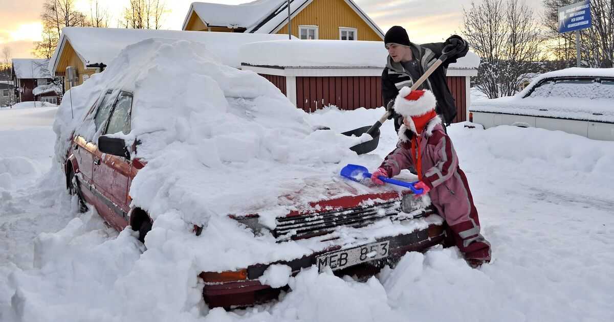 Правильно чистим машину от снега и льда