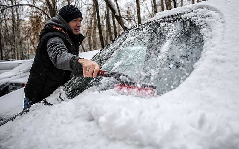 Что не надо делать, чтобы не поцарапать машину расчищая от снега